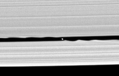 土星の輪の間に閉じ込められた衛星がある