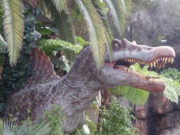 スピノサウルスは四足歩行だった？